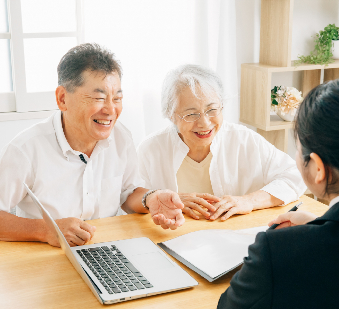 話を聞いて笑顔の老夫婦