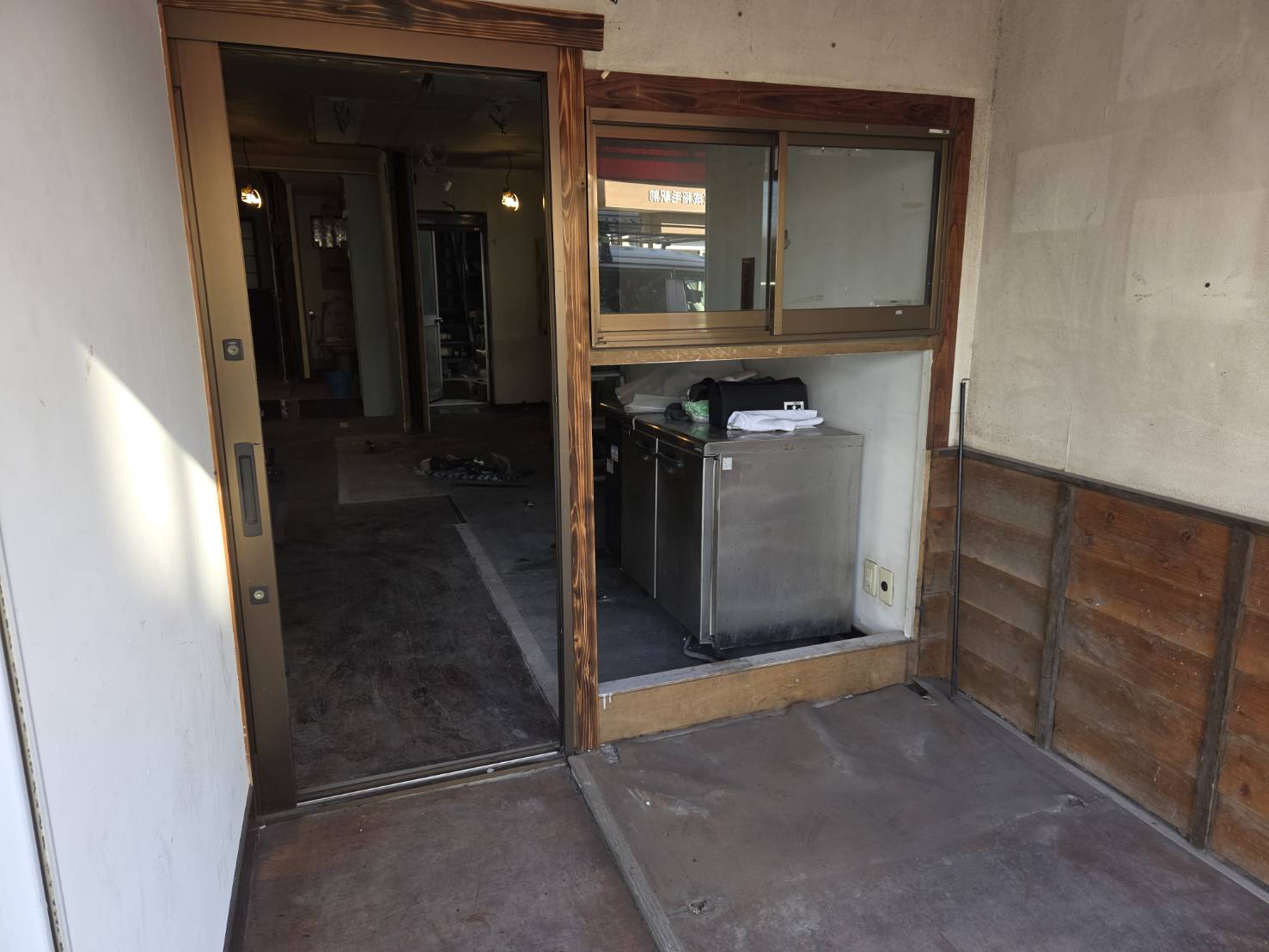 稲毛店舗　ショーケース解体撤去page-visual 稲毛店舗　ショーケース解体撤去ビジュアル